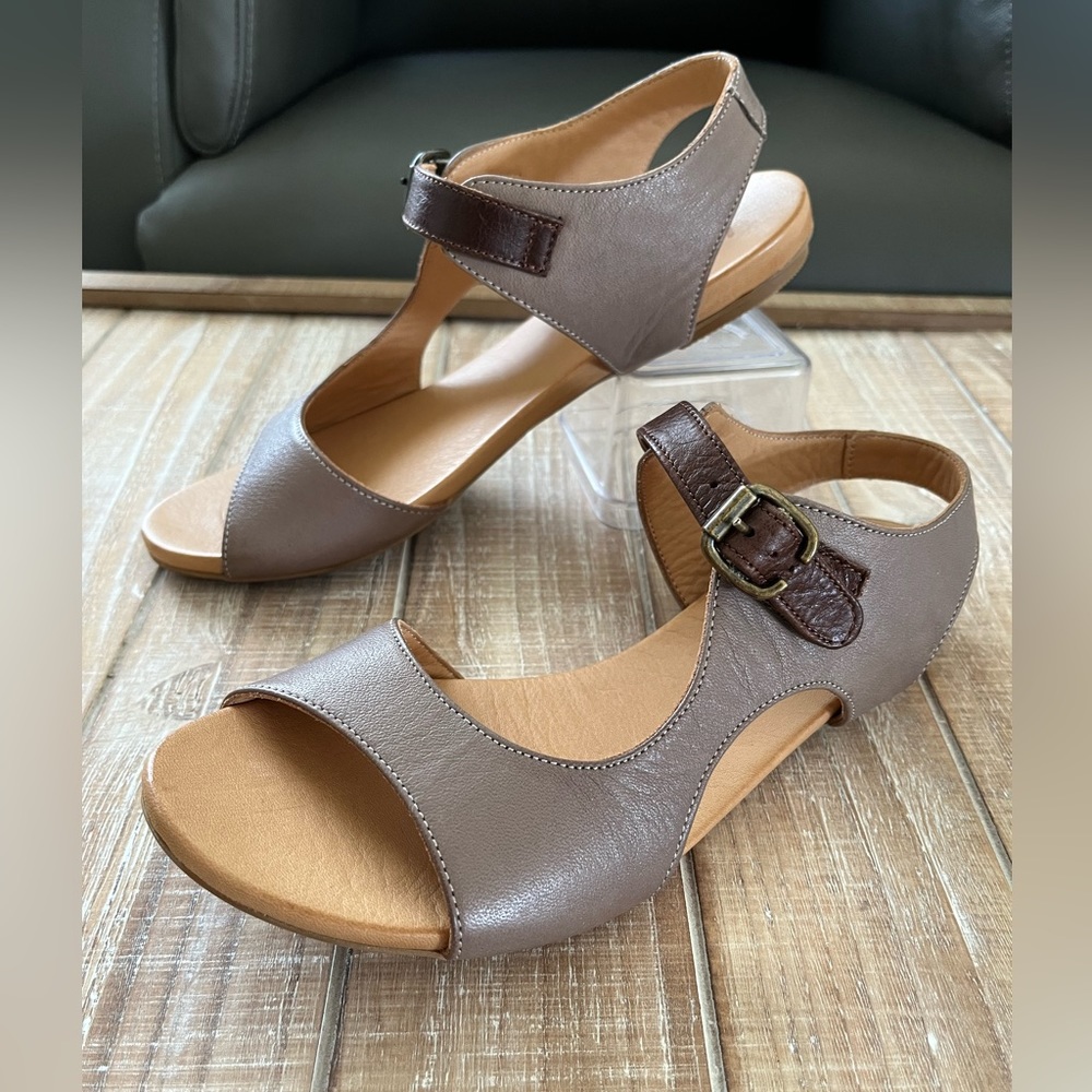 NWOT.  Bueno leathers Sandle. Size: 38 Color Brown